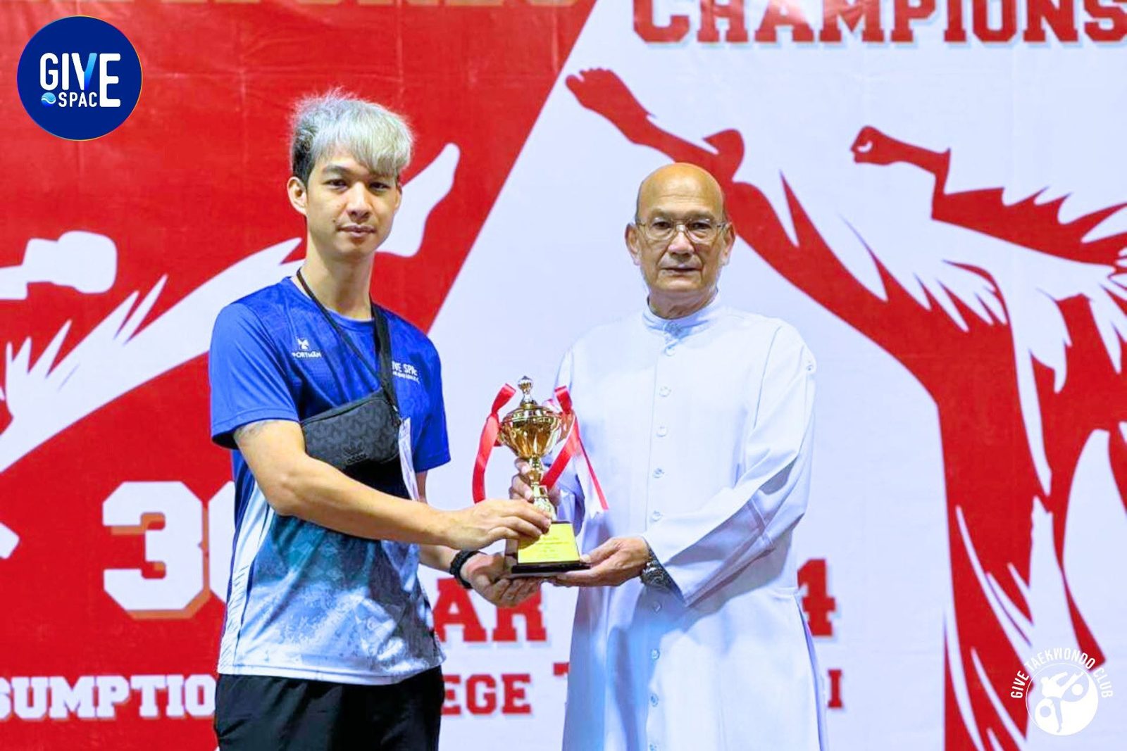 รับถ้วยรางวัลในงาน ACT Taekwondo Championship 2024