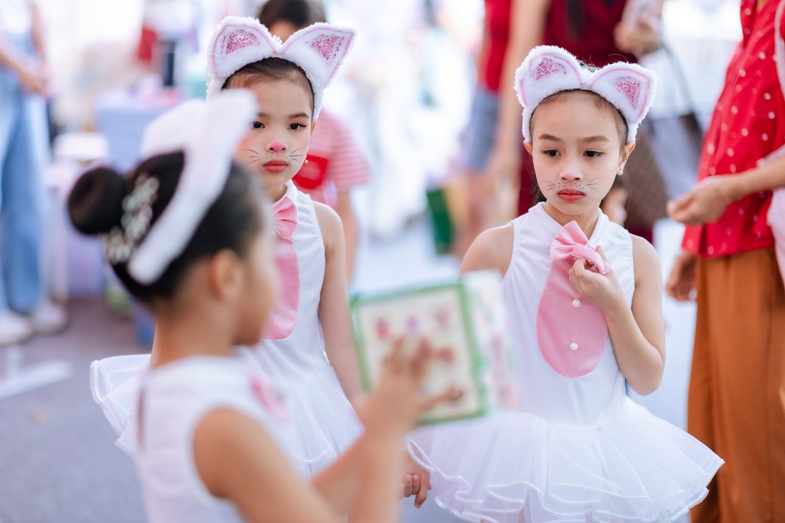 นักเรียนบัลเล่ต์ในชุดการแสดงงาน Christmas Magic Showcase