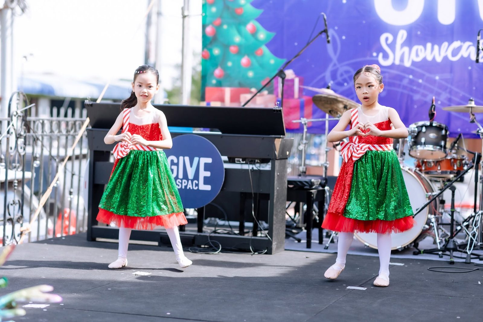 เด็ก ๆ แสดงบนเวที Give Space Christmas Magic Showcase
