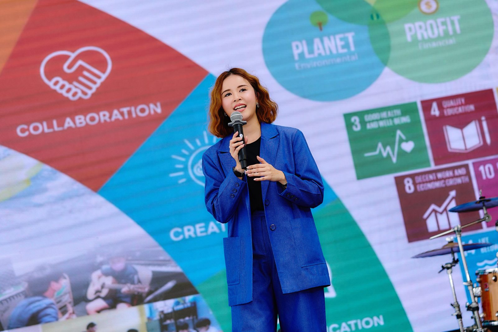 คุณจ๋า ผู้บริหาร Give Education บรรยายบนเวที