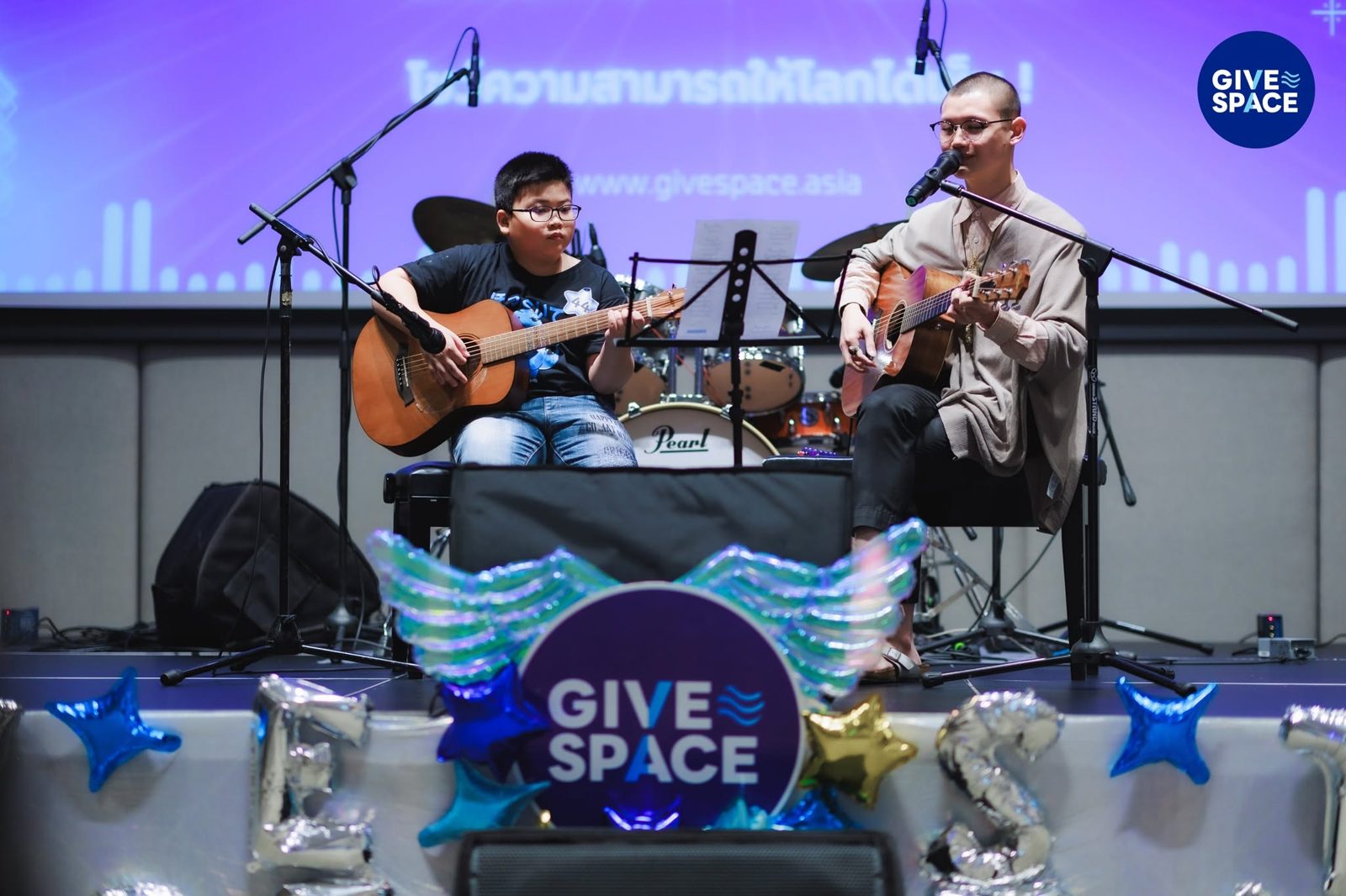 นักเรียนเล่นดนตรีวงบนเวที GIVE STAR Future x Talent Concert